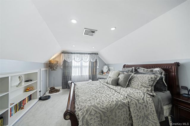 13 Noon Place, Freeport, NY 11520
