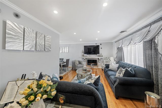 13 Noon Place, Freeport, NY 11520