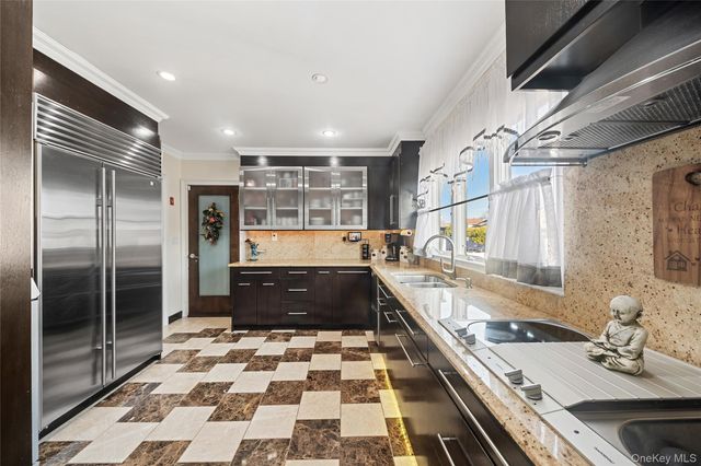 13 Noon Place, Freeport, NY 11520