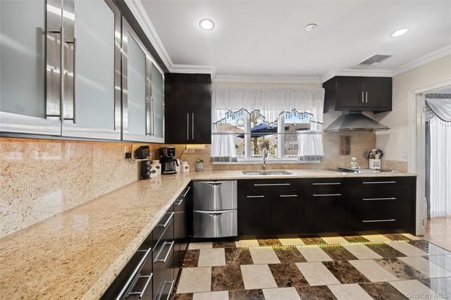 13 Noon Place, Freeport, NY 11520