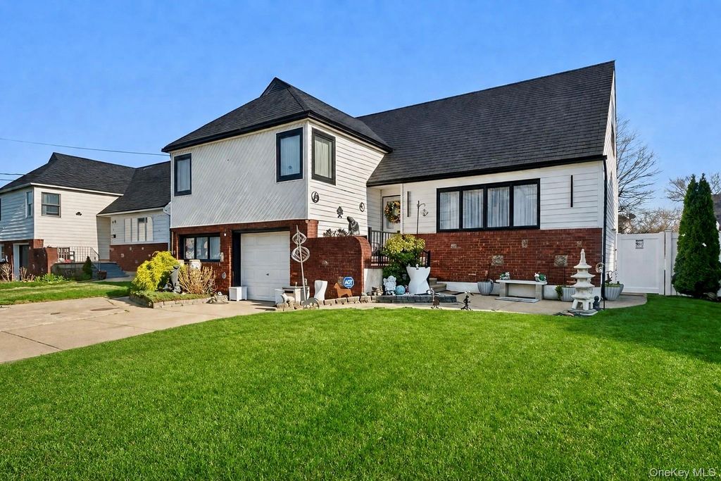 13 Noon Place, Freeport, NY 11520
