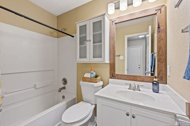 8702 Laguna Falls, San Antonio, TX 78251