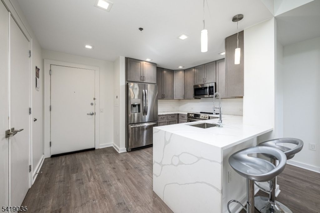 1 Carriage City Plz 1214, Rahway City, NJ 07065