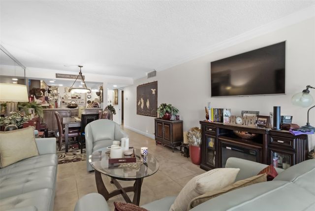 5717 Coral Lake Dr 205, Pompano Beach, FL 33063