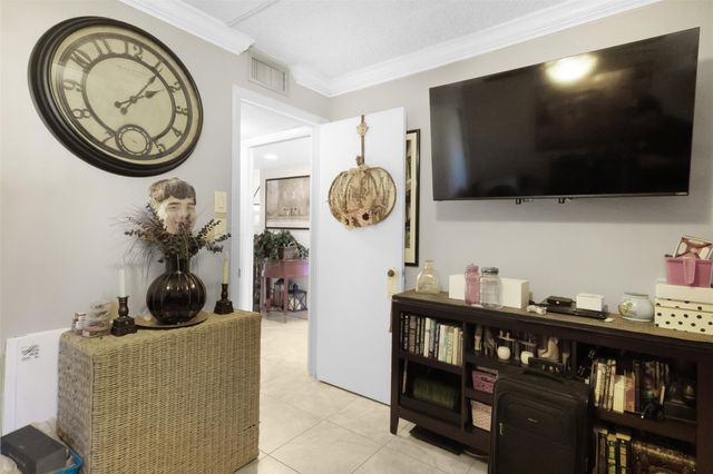 5717 Coral Lake Dr 205, Pompano Beach, FL 33063