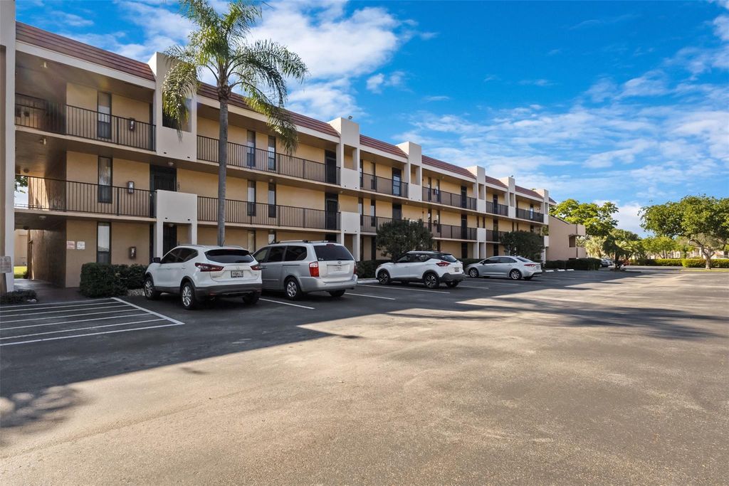 5717 Coral Lake Dr 205, Pompano Beach, FL 33063