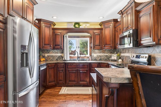7668 Plateau Rd, Crossville, TN 38571