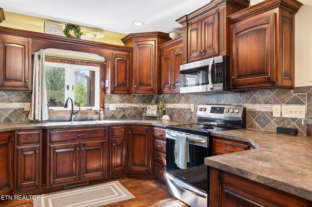 7668 Plateau Rd, Crossville, TN 38571