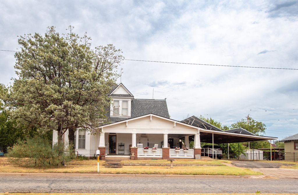Image 1 of property listing at 404 N Broadway Street, Ballinger, TX 76821
