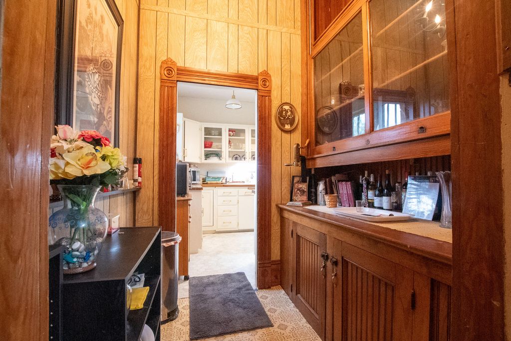 Image 11 of property listing at 404 N Broadway Street, Ballinger, TX 76821