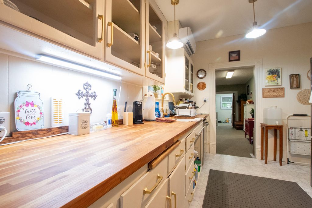 Image 12 of property listing at 404 N Broadway Street, Ballinger, TX 76821