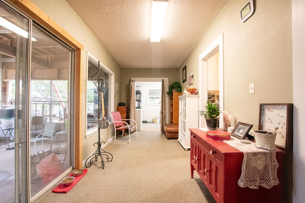 Image 15 of property listing at 404 N Broadway Street, Ballinger, TX 76821