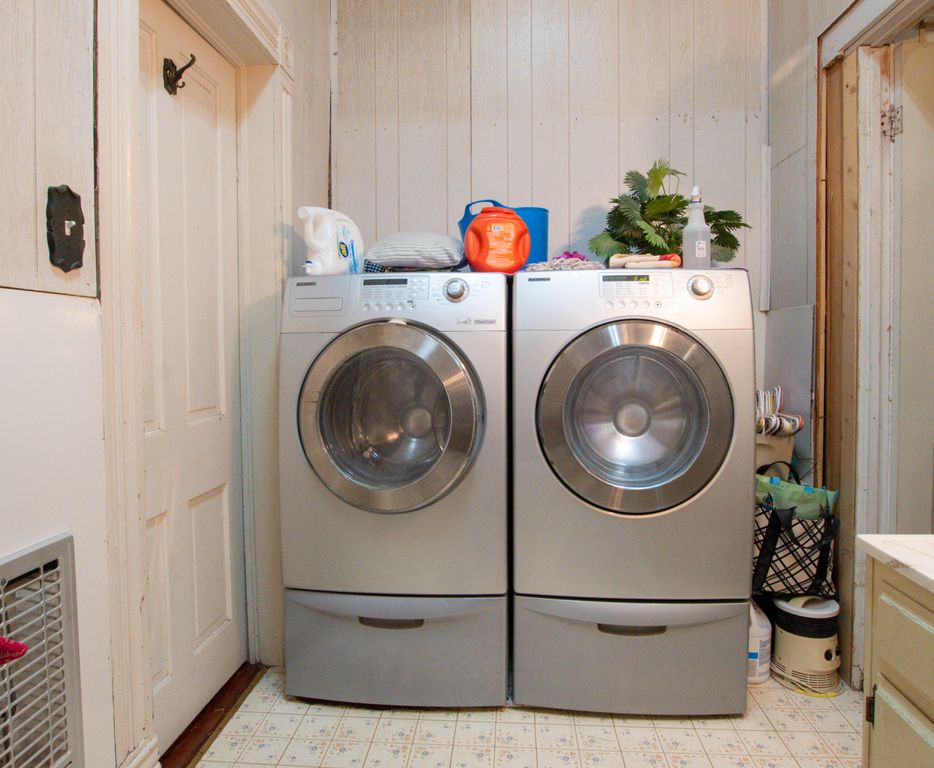 Image 17 of property listing at 404 N Broadway Street, Ballinger, TX 76821