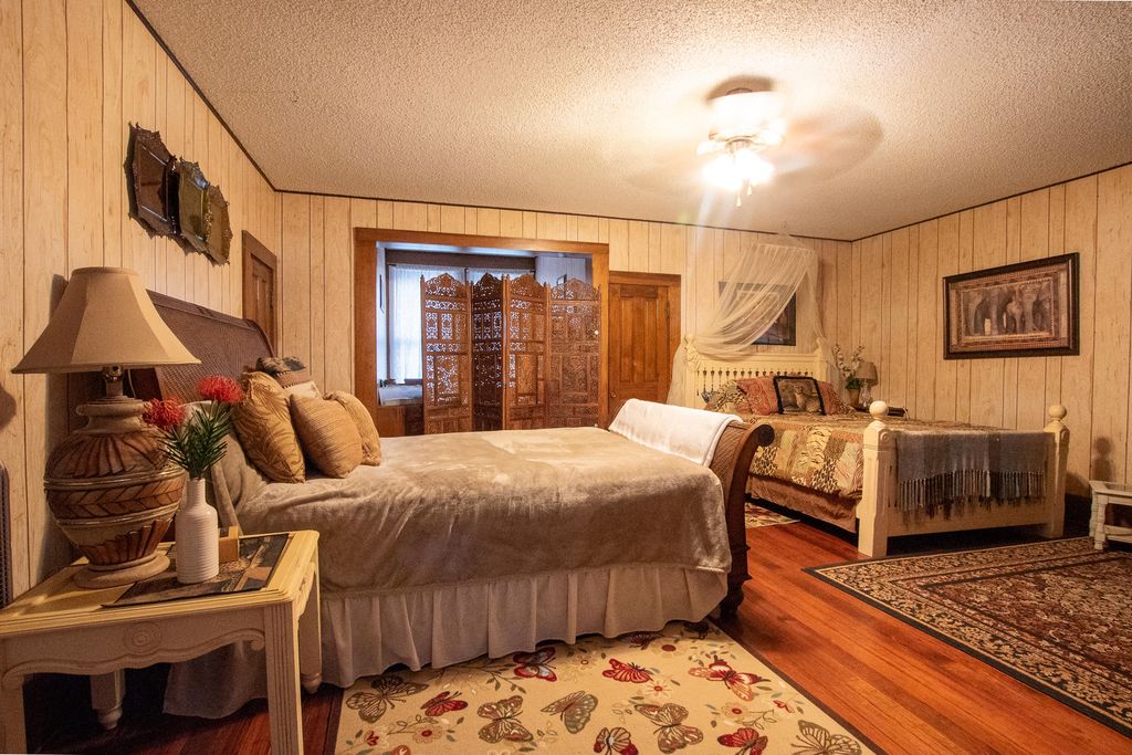 Image 19 of property listing at 404 N Broadway Street, Ballinger, TX 76821