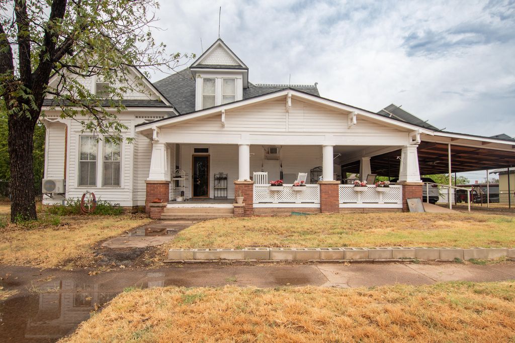 Image 2 of property listing at 404 N Broadway Street, Ballinger, TX 76821
