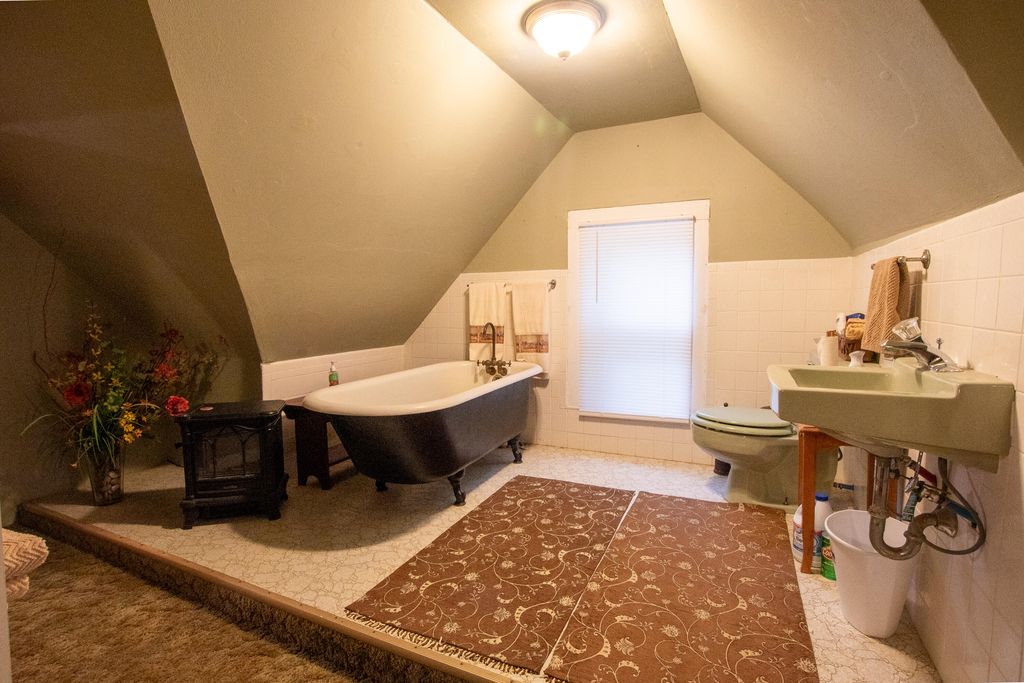 Image 20 of property listing at 404 N Broadway Street, Ballinger, TX 76821