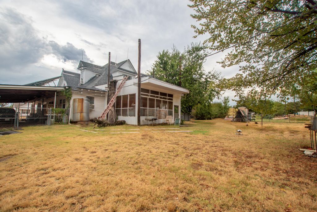Image 25 of property listing at 404 N Broadway Street, Ballinger, TX 76821