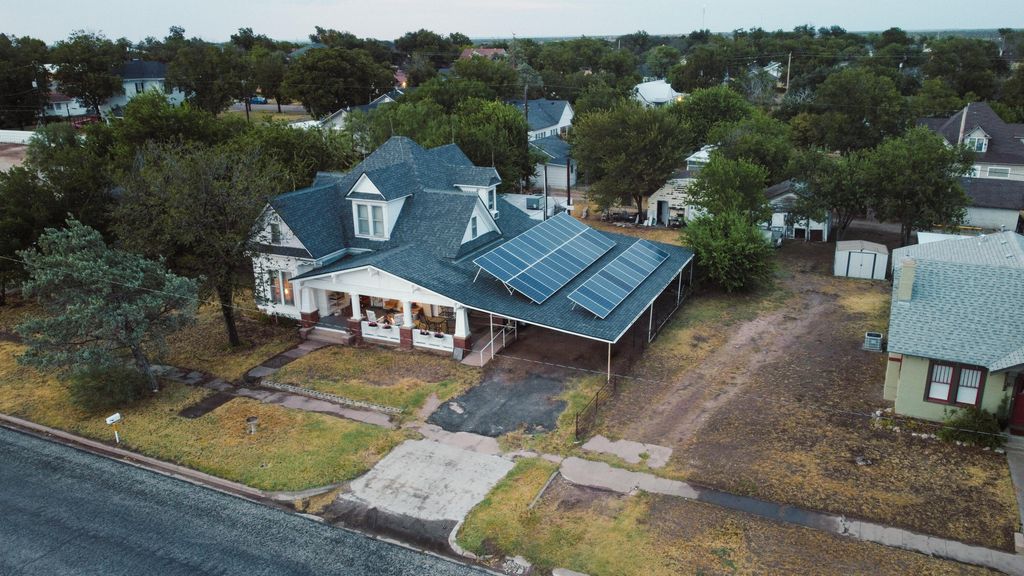 Image 26 of property listing at 404 N Broadway Street, Ballinger, TX 76821