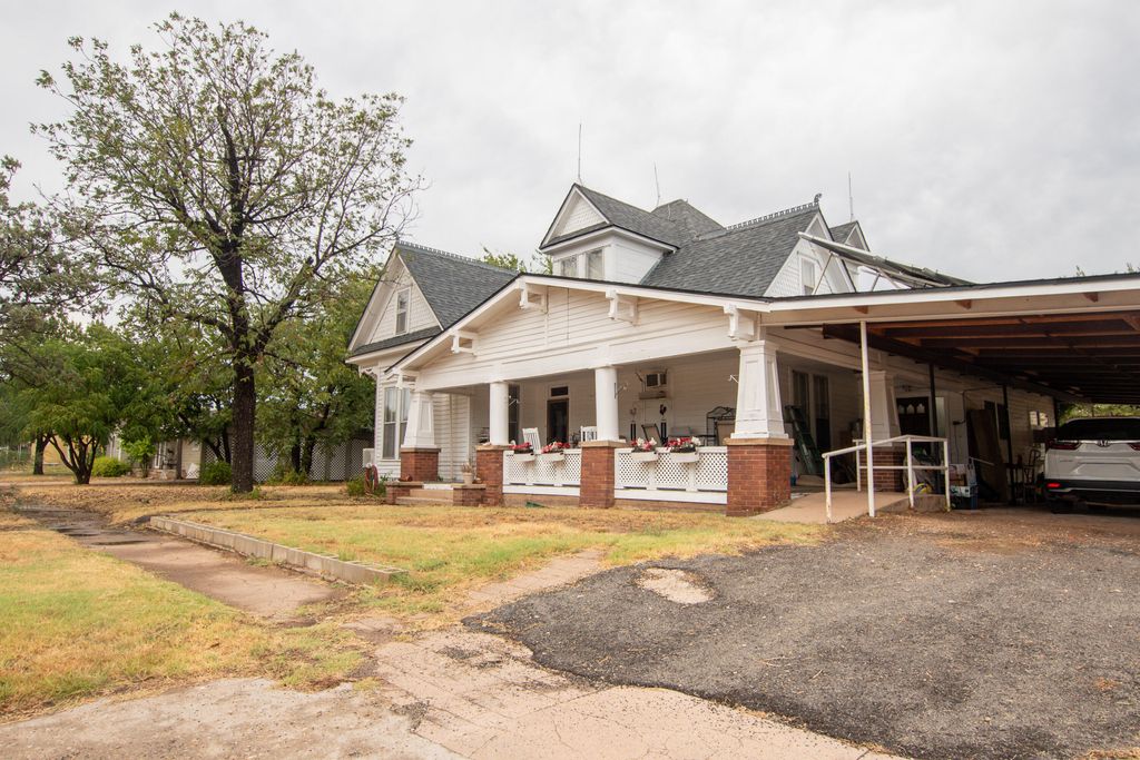 Image 3 of property listing at 404 N Broadway Street, Ballinger, TX 76821