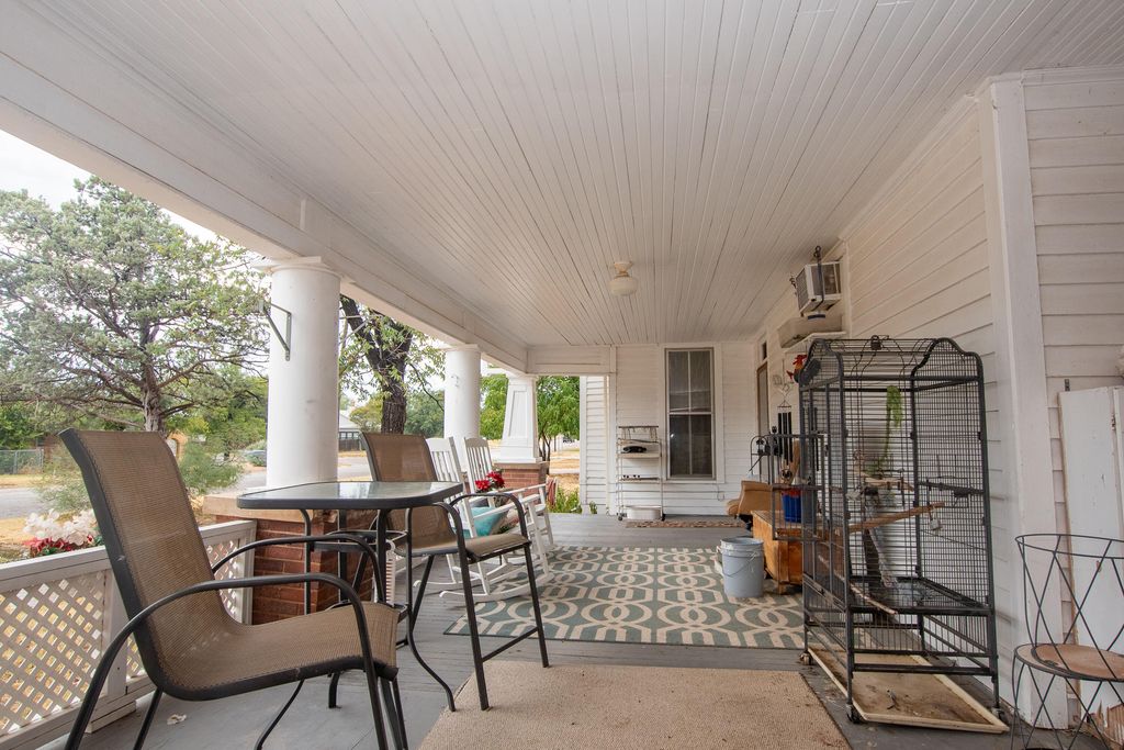 Image 4 of property listing at 404 N Broadway Street, Ballinger, TX 76821