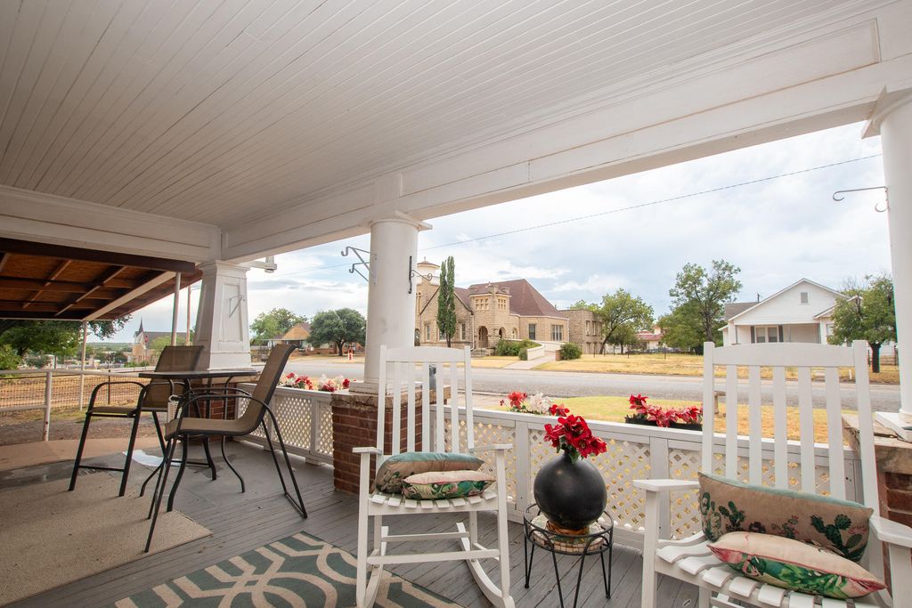 Image 5 of property listing at 404 N Broadway Street, Ballinger, TX 76821