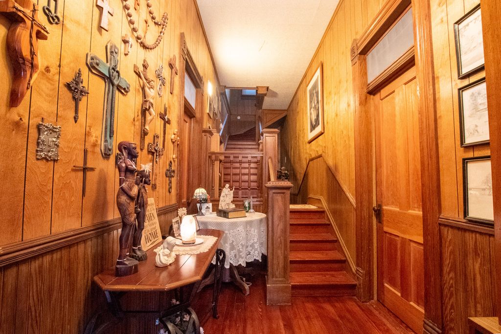 Image 6 of property listing at 404 N Broadway Street, Ballinger, TX 76821