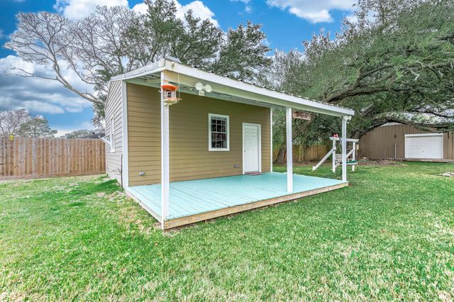 4127 Country Trails Street, Alvin, TX 77511