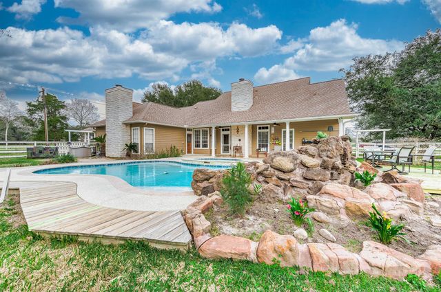 4127 Country Trails Street, Alvin, TX 77511