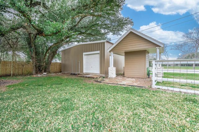 4127 Country Trails Street, Alvin, TX 77511