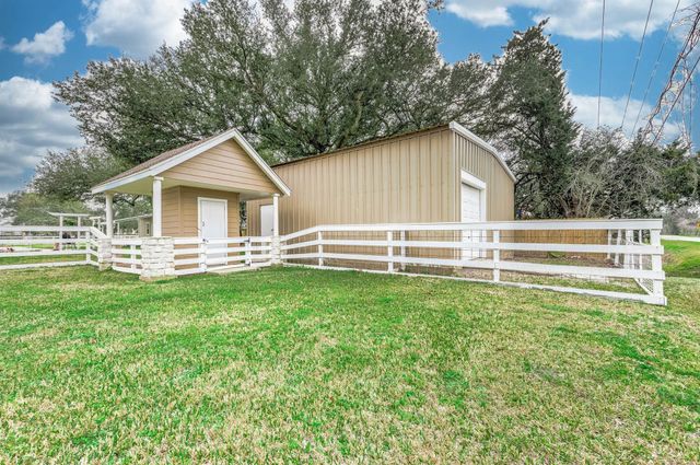 4127 Country Trails Street, Alvin, TX 77511
