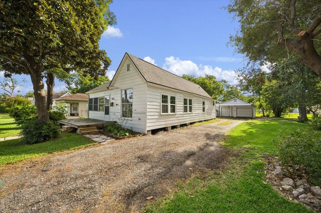 408 S 4th Street, La Porte, TX 77571