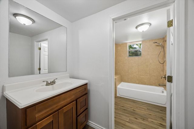 408 S 4th Street, La Porte, TX 77571