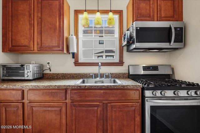 19 Manchester Avenue, Keyport, NJ 07735