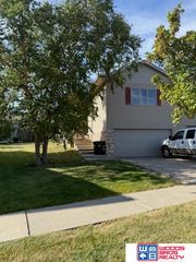 8729 Remi Drive, Lincoln, NE 68526