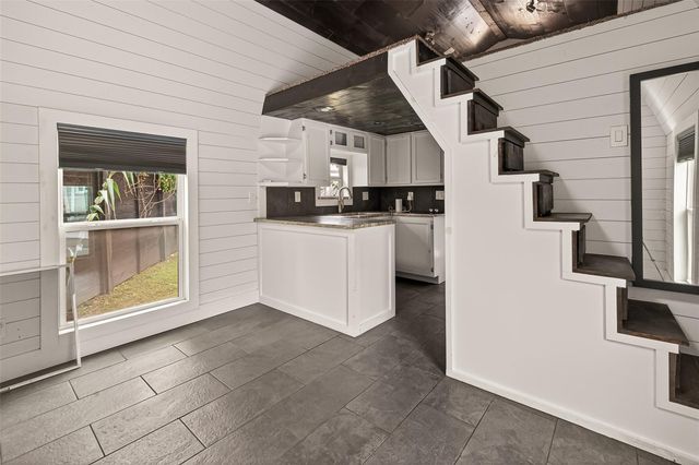 717 W 30th Street, Houston, TX 77018