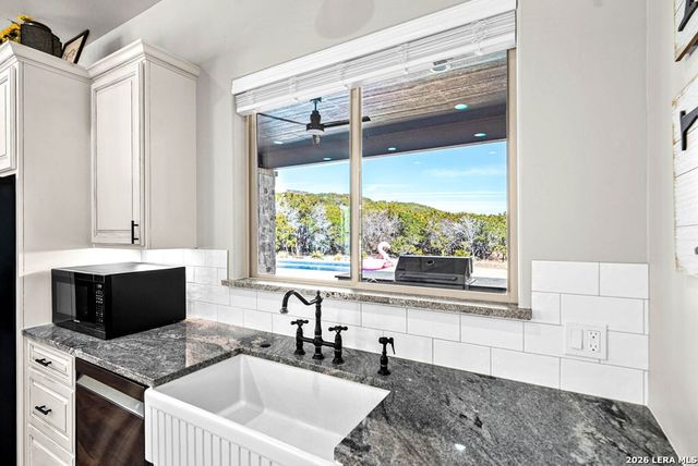 491 Stablewood Ln, Kerrville, TX 78028