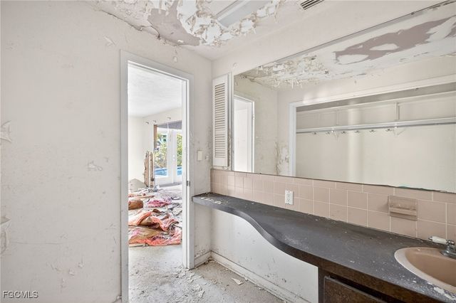 935 Pecten CT, Sanibel, FL 33957