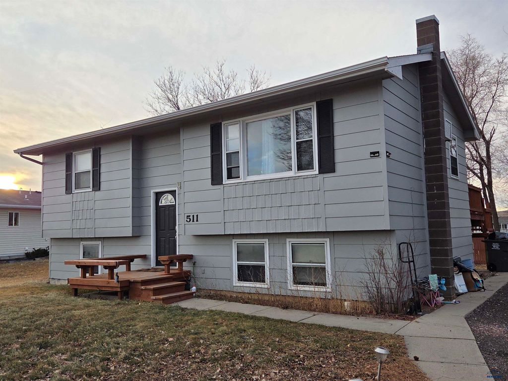 511 BLUEBIRD DR, Box Elder, SD 57719