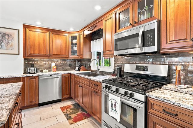 9 Patricia Circle, Smithfield, RI 02917