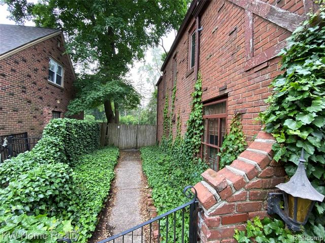 27943 Sunset Boulevard, Lathrup Village, MI 48076