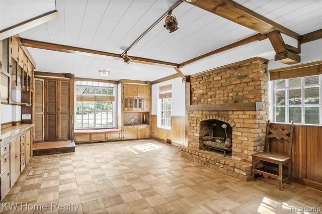 27943 Sunset Boulevard, Lathrup Village, MI 48076