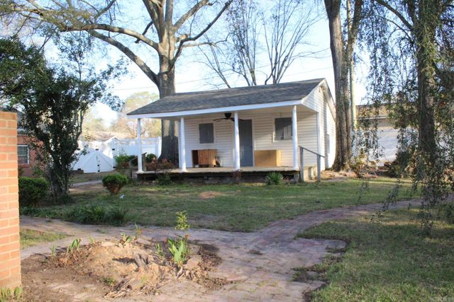 524 W Sypert Street, Nashville, AR 71852