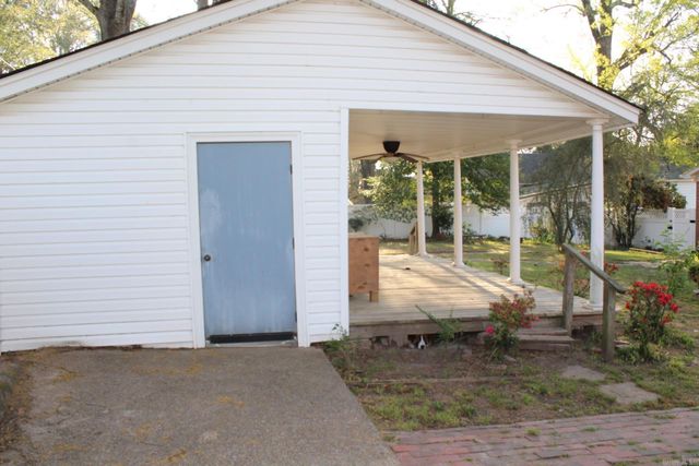 524 W Sypert Street, Nashville, AR 71852