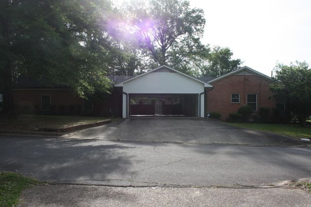 524 W Sypert Street, Nashville, AR 71852