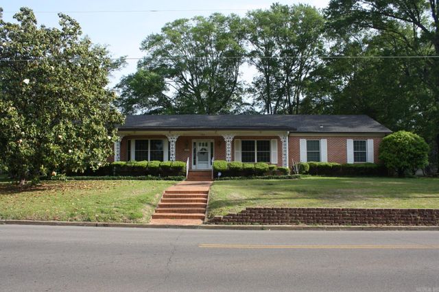 524 W Sypert Street, Nashville, AR 71852