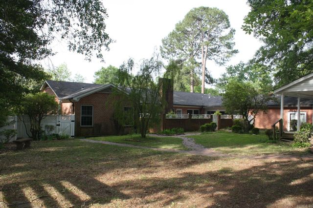 524 W Sypert Street, Nashville, AR 71852