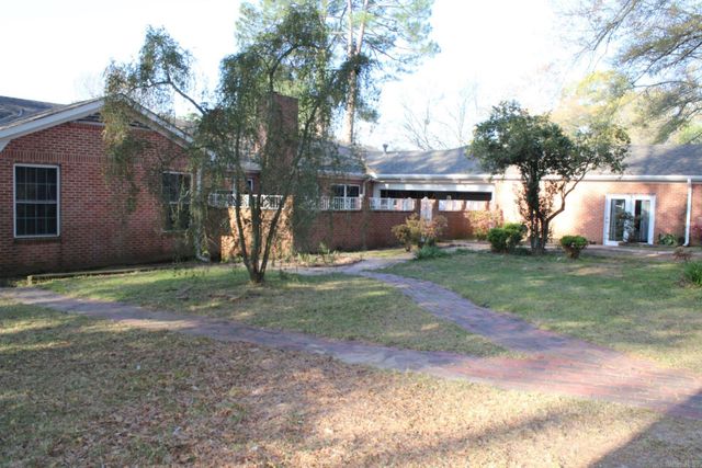 524 W Sypert Street, Nashville, AR 71852