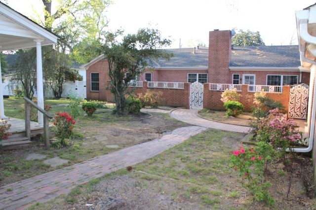 524 W Sypert Street, Nashville, AR 71852