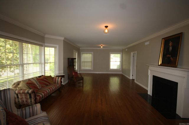 524 W Sypert Street, Nashville, AR 71852