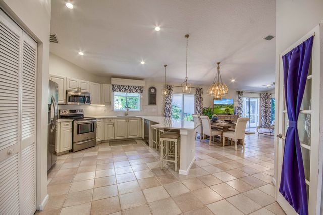 206 Canterbury Drive W, Palm Beach Gardens, FL 33418